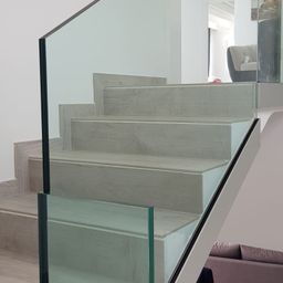 Tiro Glass Carpintería y Cristalería escaleras de vivienda con baranda de cristal