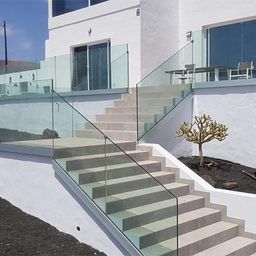 Tiro Glass Carpintería y Cristalería exterior de vivienda con baranda en cristal
