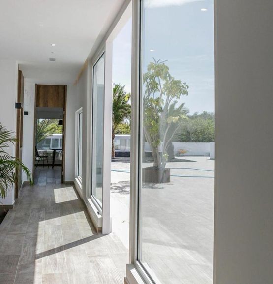 Tiro Glass Carpintería y Cristalería casa con puertas y ventana en aluminio